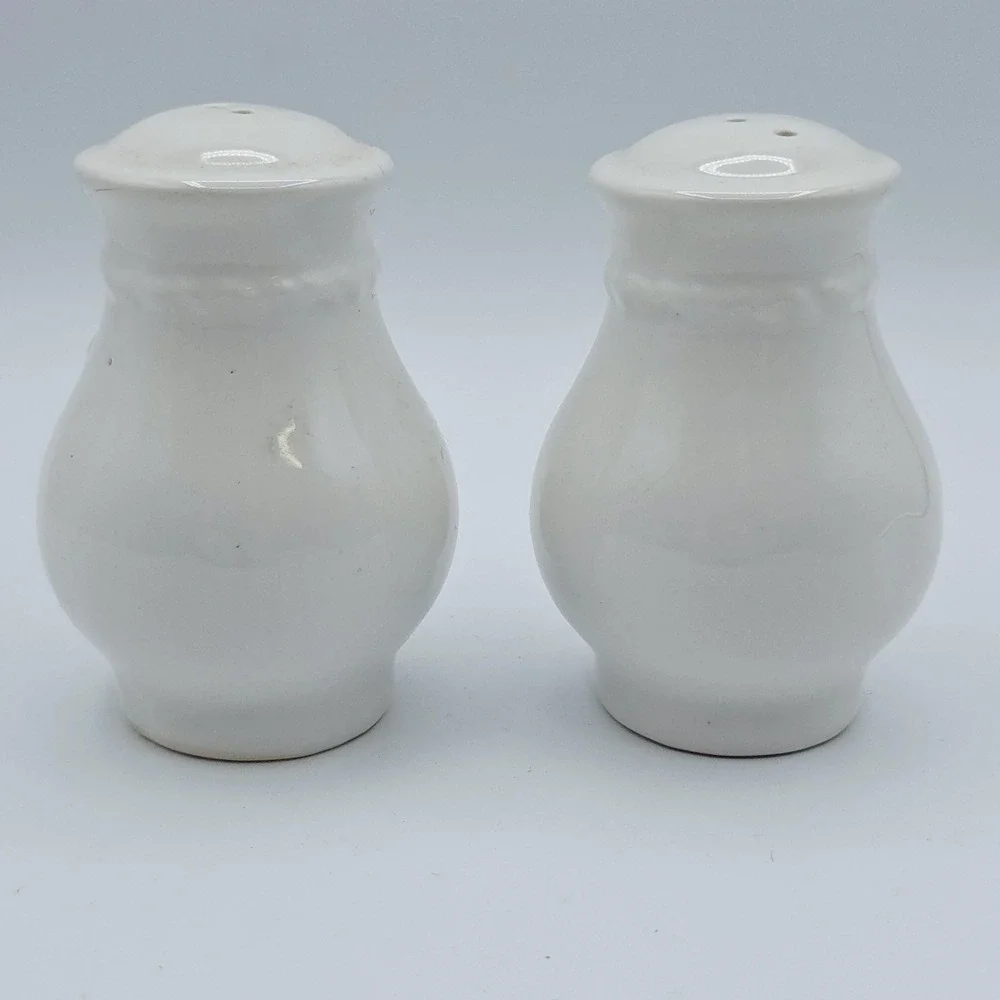 Vtg Cherry Salt & Pepper Shakers Set Ceramic White Fruit Taiwan Kitchen Decor‎